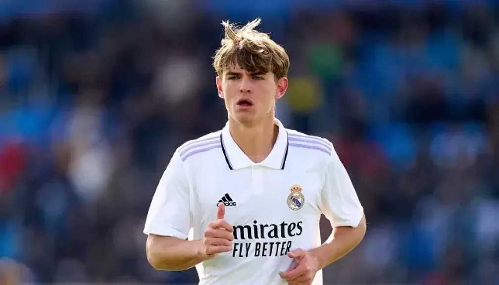 فابريجاس يوجه رسالة إلى ريال مدريد: نريد استمرار نيكو باز مع كومو