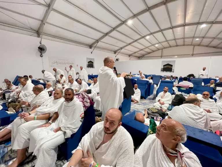 حجاج الجمعيات الأهلية يواصلون أداء المناسك على صعيد عرفات