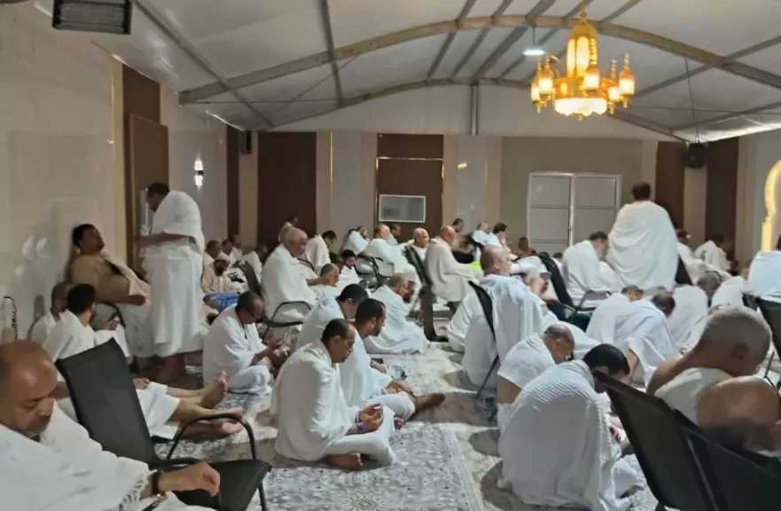 وسط دعوات وحلقات دينية.. حجاج السياحة يستعدون للنفرة من عرفات إلى مزدلفة بنهاية يوم عرفة