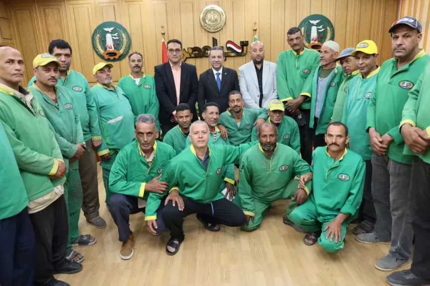 محافظ المنوفية يشارك عمال النظافة فرحة عيد الأضحى ويوجه بصرف مساعدات لهم.. صور