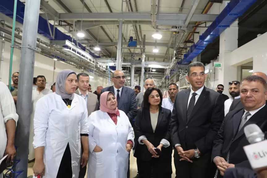 محافظ البحر الأحمر يتفقد المجزر الآلي بالغردقة لمتابعة ذبح الأضاحي.. صور