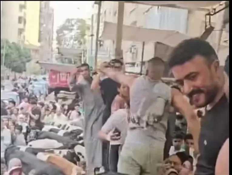 أحمد العوضي يحتفل بعيد الأضحى ويذبح الأضحية وسط أهالي عين شمس