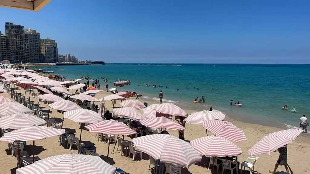 انخفاض الإقبال على شواطئ الإسكندرية في ثاني أيام العيد.. ورفع الرايات التحذيرية