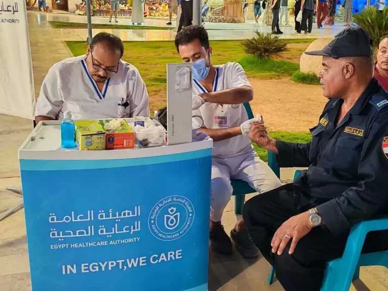 الهيئة العامة للرعاية الصحية تواصل انتشار فرقها الطبية الميدانية بالساحات والميادين والأماكن الحيوية بالمحافظات