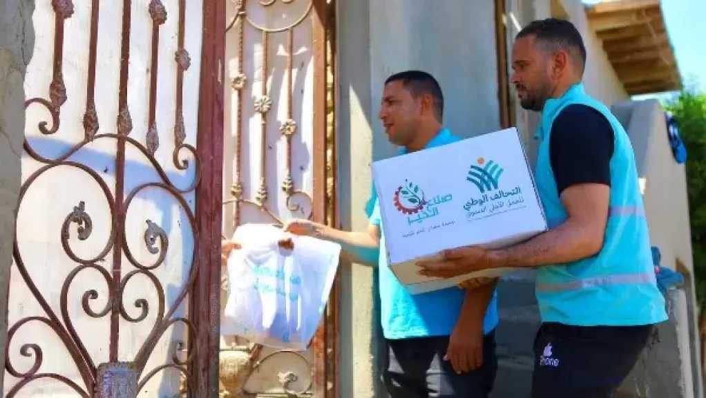 صناع الخير توزع كراتين مواد غذائية مع لحوم الأضاحي على الأسر الأولى بالرعاية