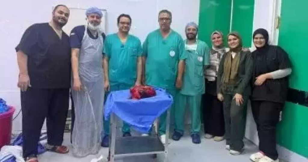 رئيس جامعة المنوفية يعلن نجاح فريق طبي بمعهد الأورام في استئصال ورم نادر من بطن شاب