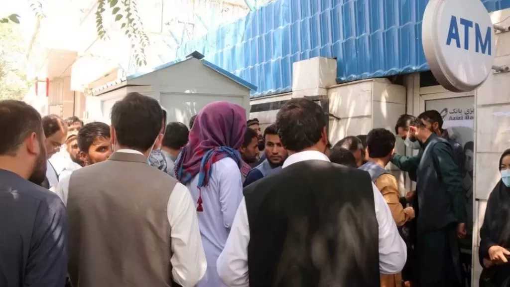 بعد شكاوى المواطنين.. النواب يطالب بخطة طوارئ لعدم تكرار أزمة ماكينات الـ ATM بالأعياد