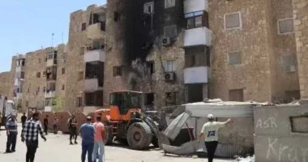 لجنة هندسية متخصصة تعاين عقارا بحى ثالث الإسماعيلية عقب حريق بالدور الأرضى