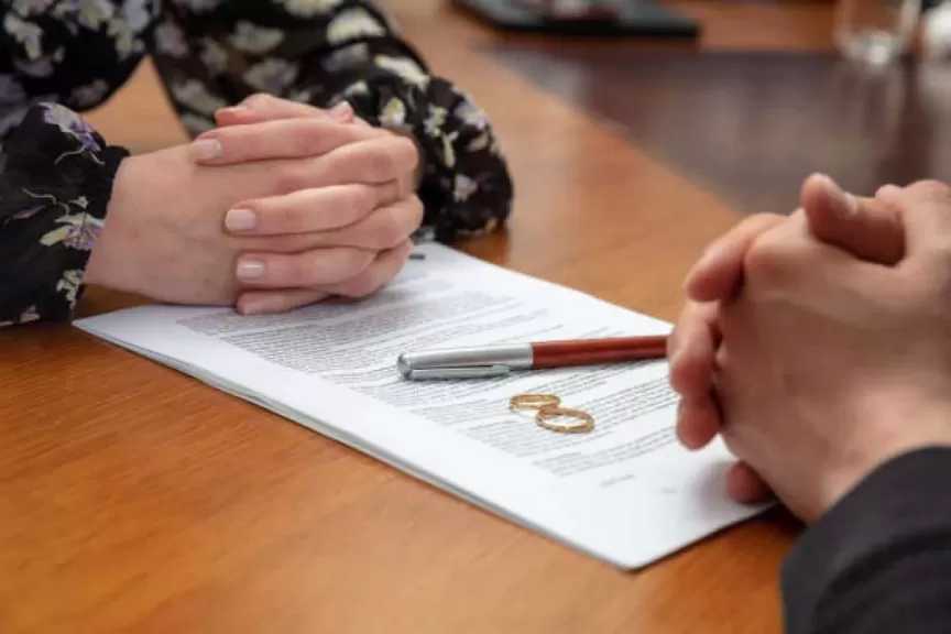 نقيب المأذونين يحسم الجدل: للزوجة حق تطليق نفسها إذا فُوضت بالعصمة