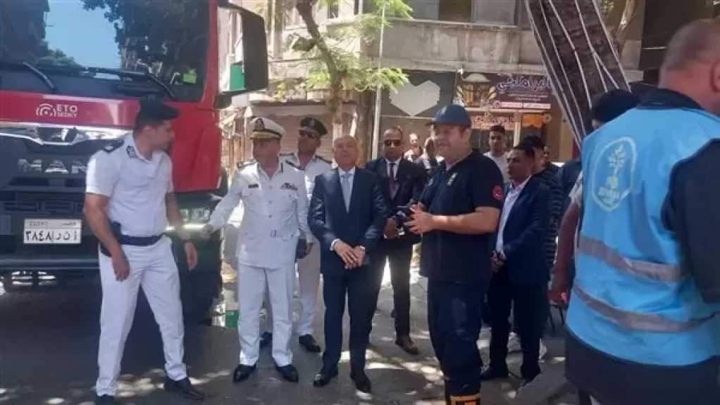 محافظ القاهرة يتابع إخماد حريق عقار بالدرب الأحمر