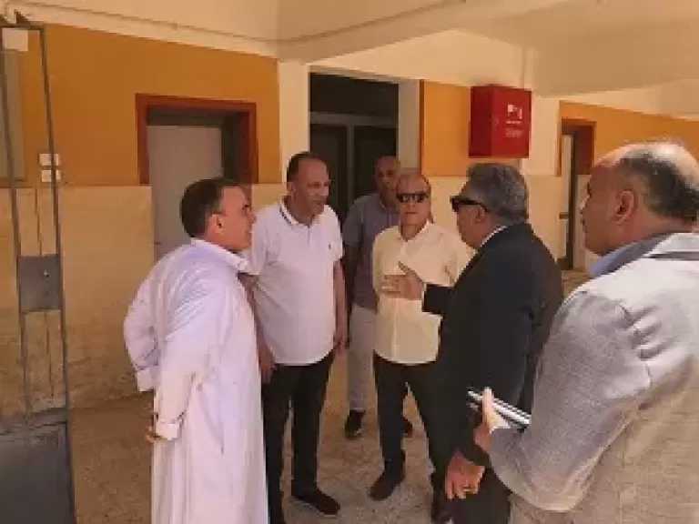 محافظ الدقهلية يزور مدرسة بطرة الثانوية بطلخا ويُحيل المسئولين للتحقيق
