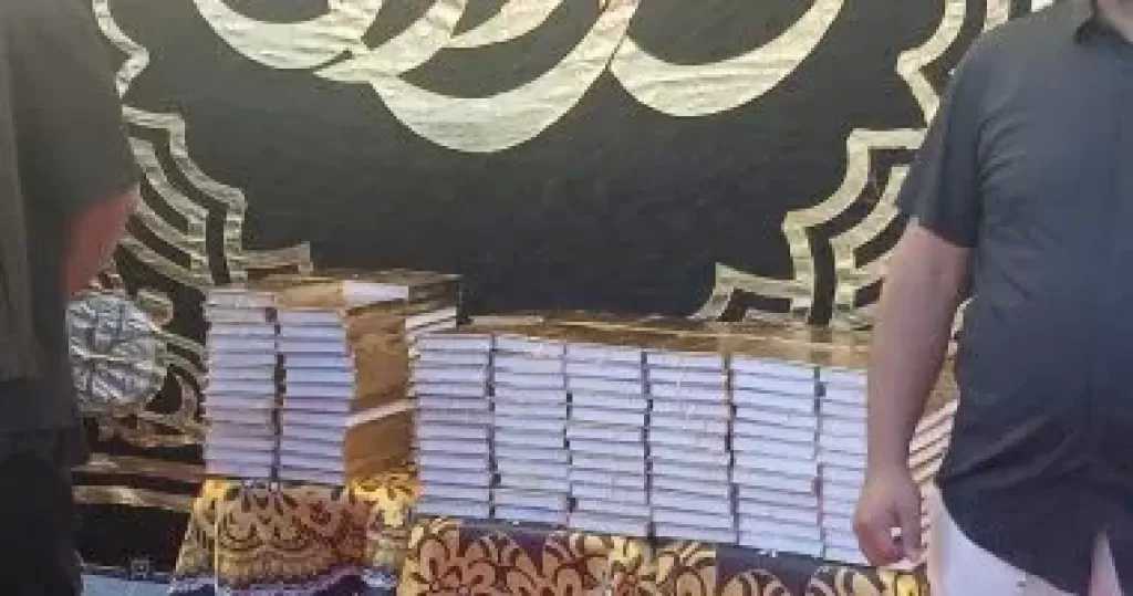 حمو بيكا يوزع 1000 مصحف في عزاء والده بالإسكندرية