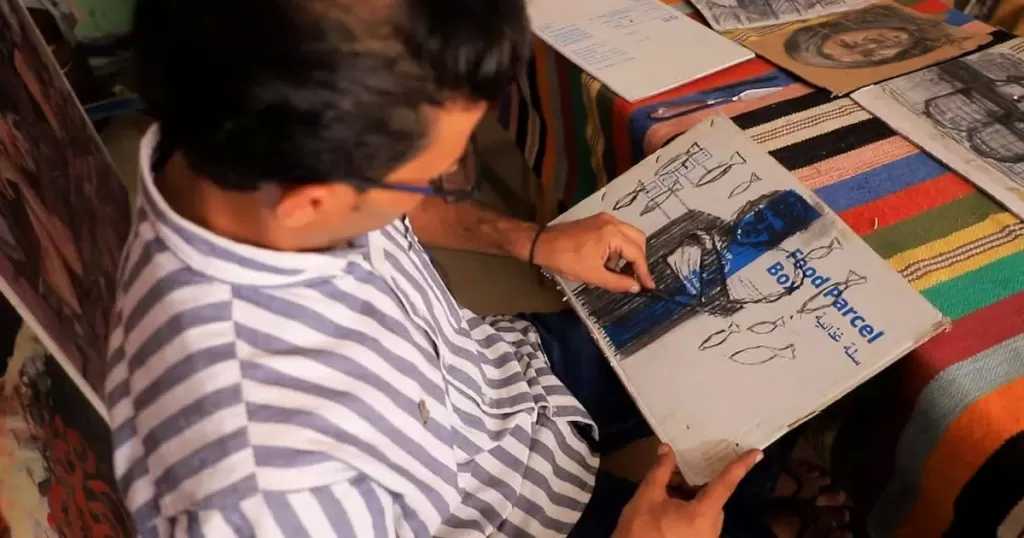 الرسم على صناديق المساعدات.. معرض فني فلسطيني يجوب أوروبا لتوثيق معاناة غزة