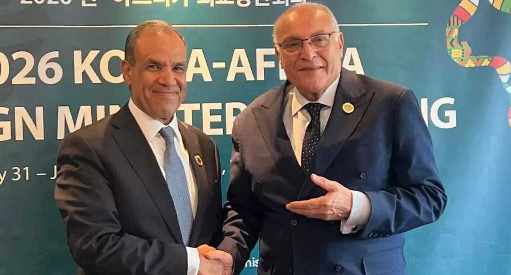 وزير الخارجية يلتقي نظيره الجزائري لبحث سبل تعزيز التعاون الثنائي والتطورات الإقليمية