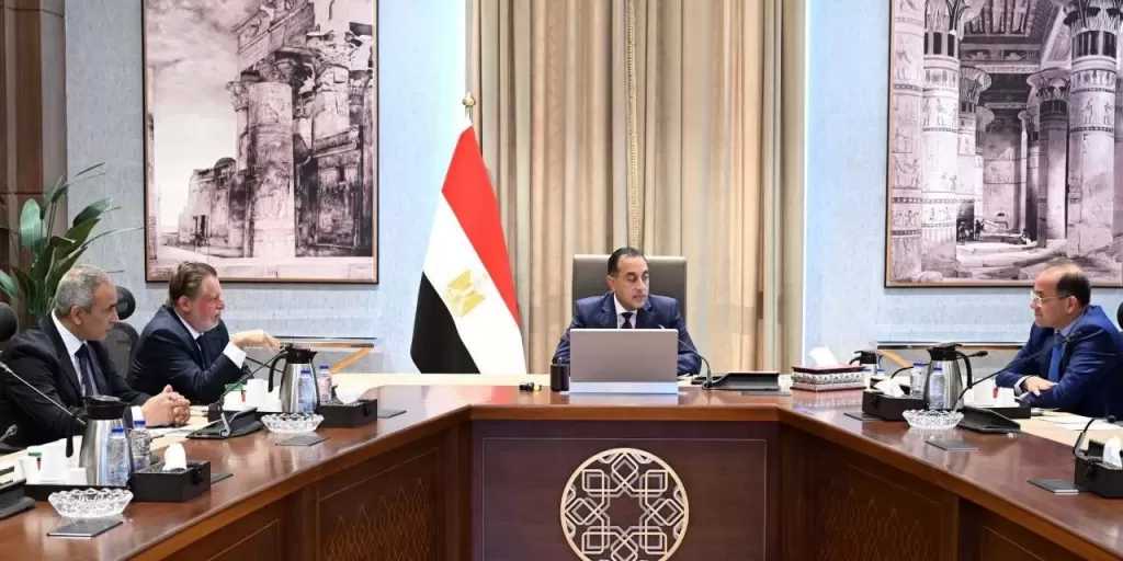 رئيس الوزراء يجتمع مع محافظ البنك المركزي ووزير المالية لاستعراض عددٍ من الملفات