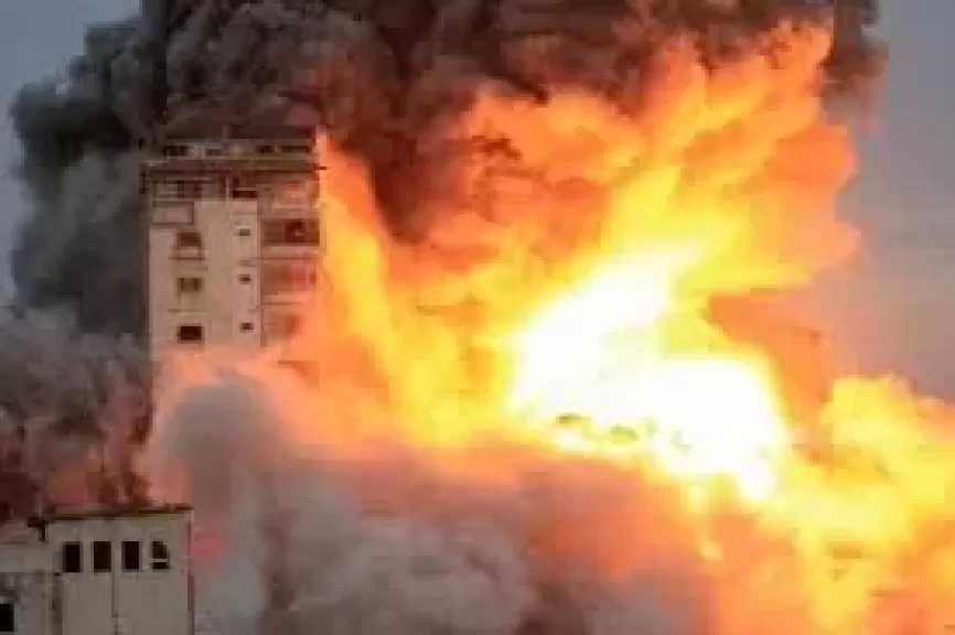 جيش الاحتلال يحرق عشرات المنازل والممتلكات شرق مخيم جباليا شمال قطاع غزة