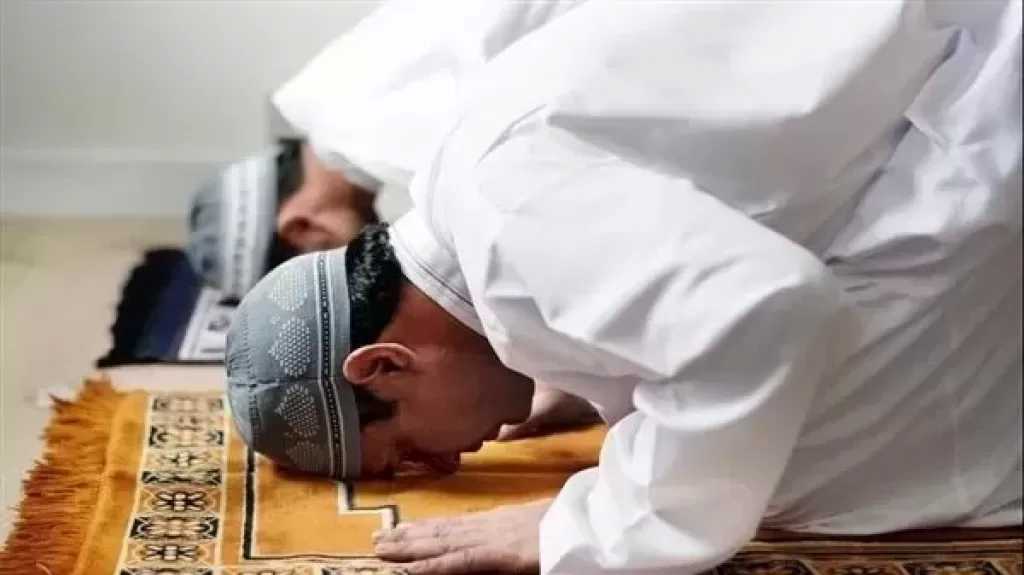 ​ما حكم تأخير الصلاة بسبب العمل؟
