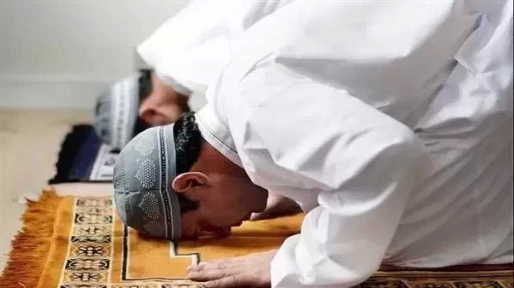 هل قضاء الصلاة يكون قبل الفرض أم بعده؟.. أمين الفتوى يجيب