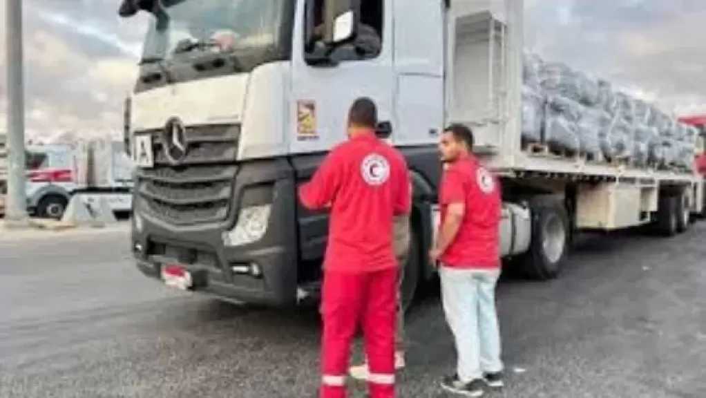 990 ألف طن.. قافلة المساعدات الإنسانية الـ206 تتوجه إلى قطاع غزة