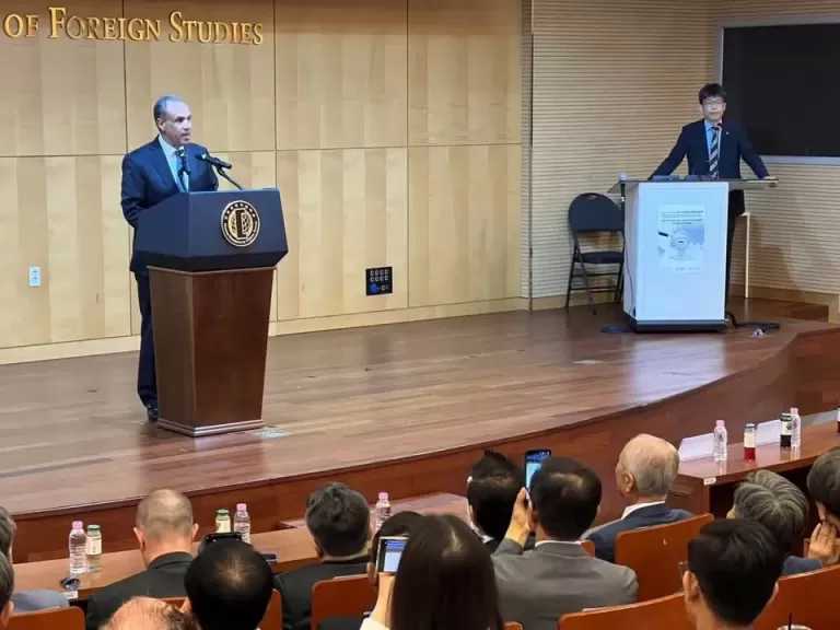 وزير الخارجية يلقي محاضرة في جامعة هانكوك الكورية