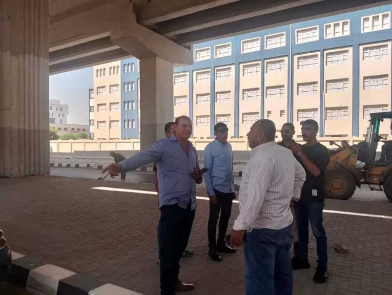 حي بولاق الدكرور يطهر ”ترعة الزمر وزنين” من الإشغالات والنباشين
