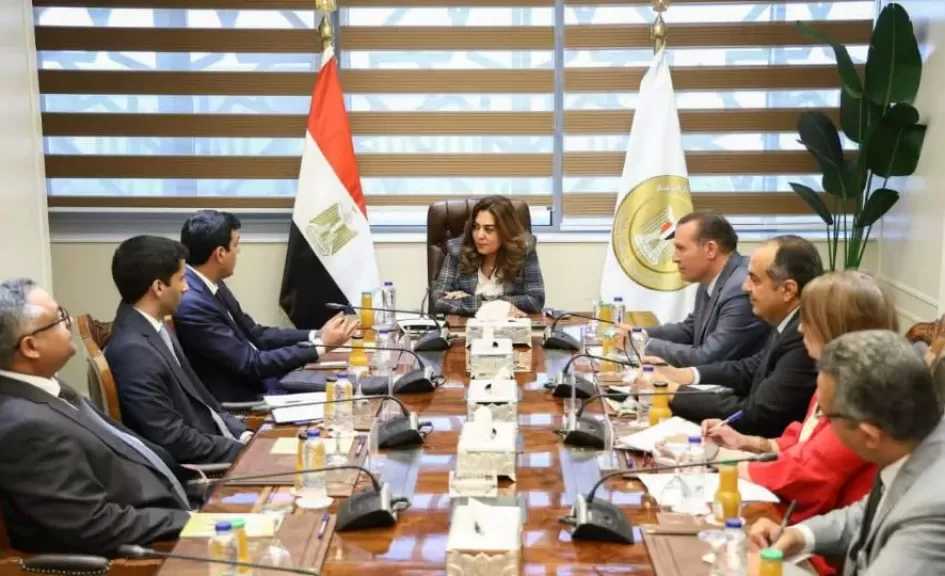 وزيرة التنمية المحلية والبيئة تبحث مع أمين عام منظمة المدن العربية تبادل الخبرات والتعاون المشترك