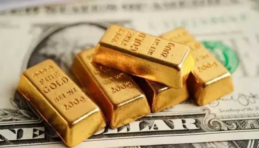 أسعار الذهب ترتفع بدعم من تراجع الدولار وانخفاض النفط