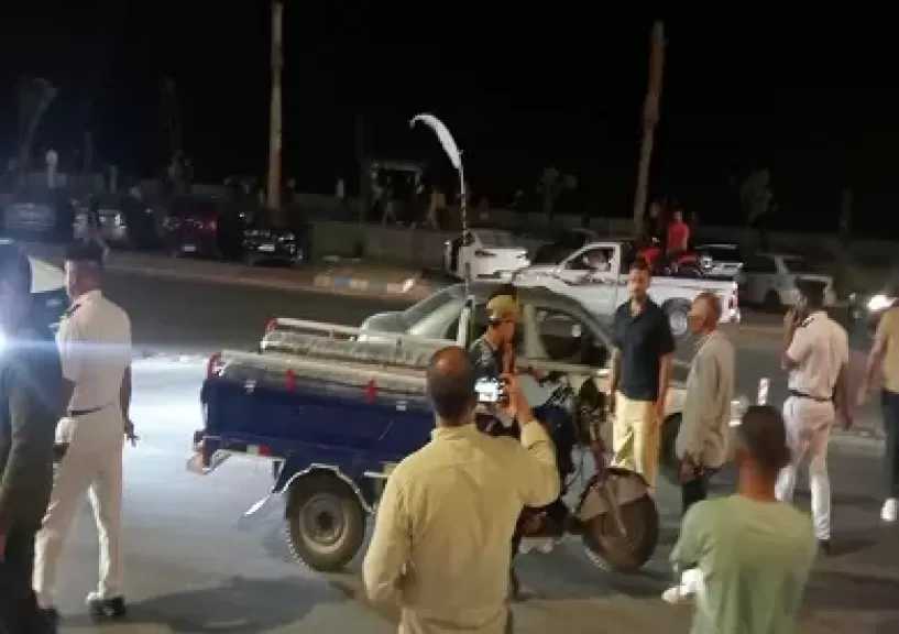 بعد قرار المحافظ بحظرها.. رئيس مدينة مرسى مطروح يقود حملة لضبط التروسيكلات على الكورنيش