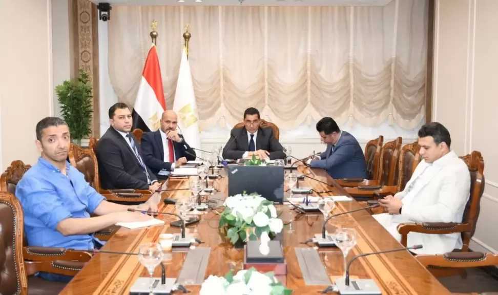 وزير الشباب والرياضة يلتقي مسؤولي شركة دافينج الصينية لبحث التعاون وتوطين الصناعة بالمجال الرياضي