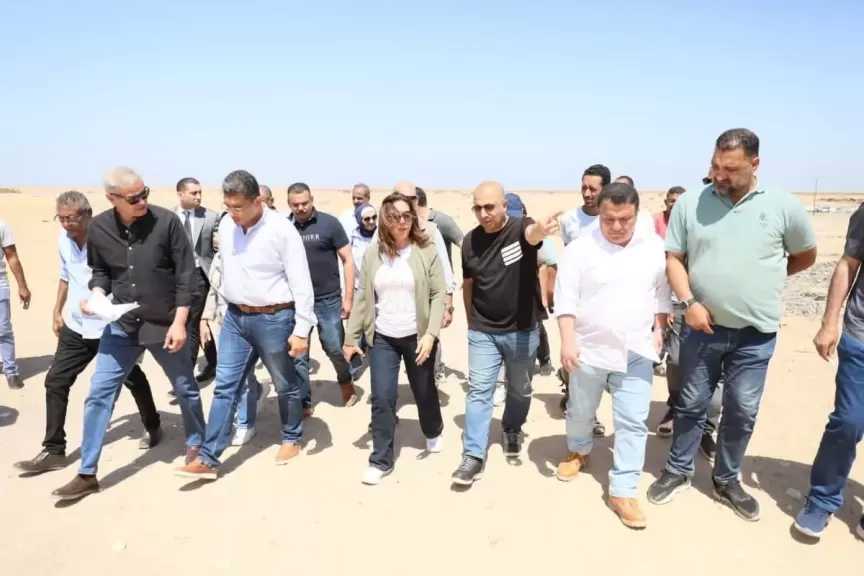 وزيرة التنمية المحلية والبيئة ومحافظ البحر الأحمر يبدأن الزيارة بتفقد المدفن الصحي برأس غارب لمتابعة سير العمل بالمدفن وكفاءة تشغيله