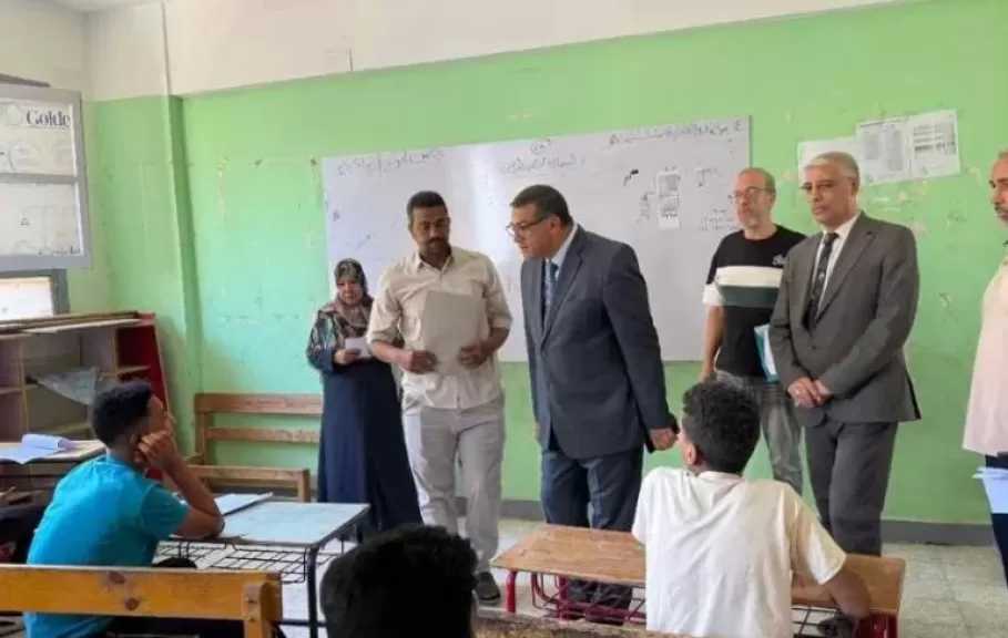 محافظ قنا يتفقد لجان الشهادة الإعدادية ويطمئن على انتظام الامتحانات