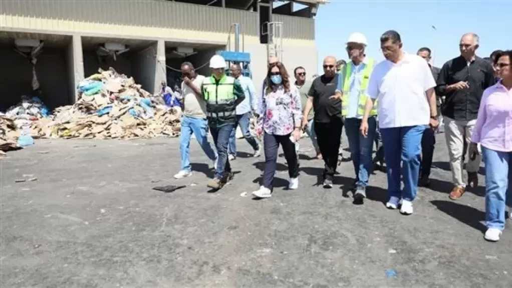 منال عوض تتابع كفاءة التشغيل وخطط التطوير بمصنع تدوير المخلفات بالغردقة