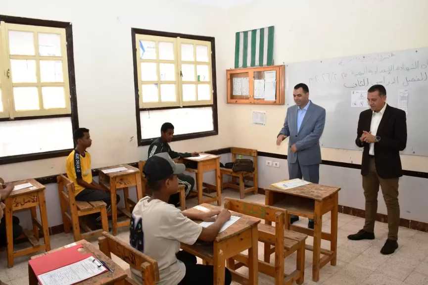 محافظ أسوان يتفقد لجان الإعدادية ويؤكد انتظام الامتحانات دون شكاوى