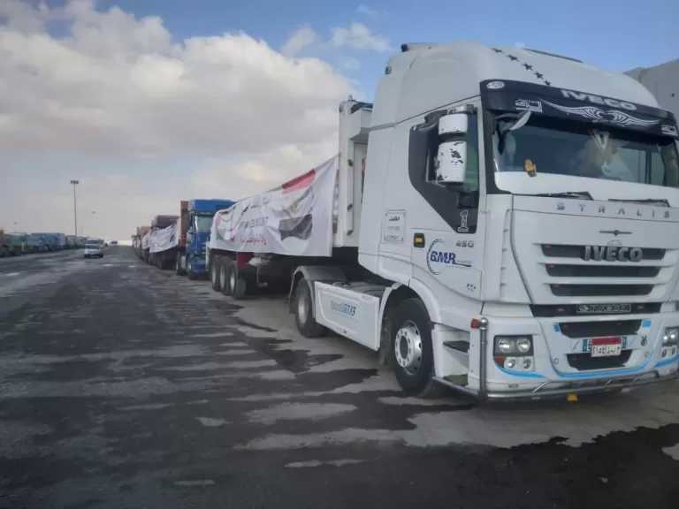 مصدر بمعبر رفح: إدخال شاحنات مساعدات إلى غزة محملة بمواد غذائية وطبية وخيام ومواد بترولية