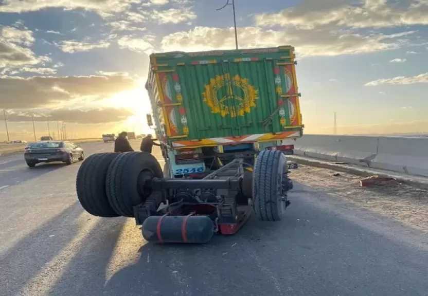 إصابة شخصين في انقلاب سيارة نصف نقل بالكيلو 30 طريق سفاجا القصير
