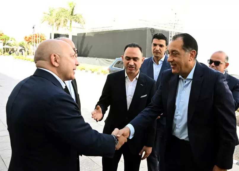 رئيس الوزراء يفتتح ويتفقد عددا من المشروعات الصناعية بالسادس من أكتوبر