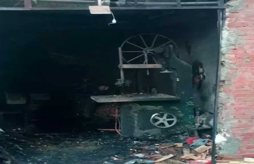 السيطرة على حريق اندلع في ورشة نجارة بأسوان.. صور