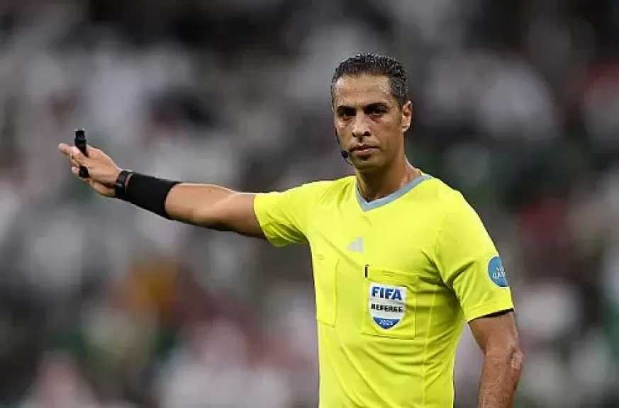 فيفا يختار أمين عمر لإدارة مباراة كوريا الجنوبية والتشيك في كأس العالم