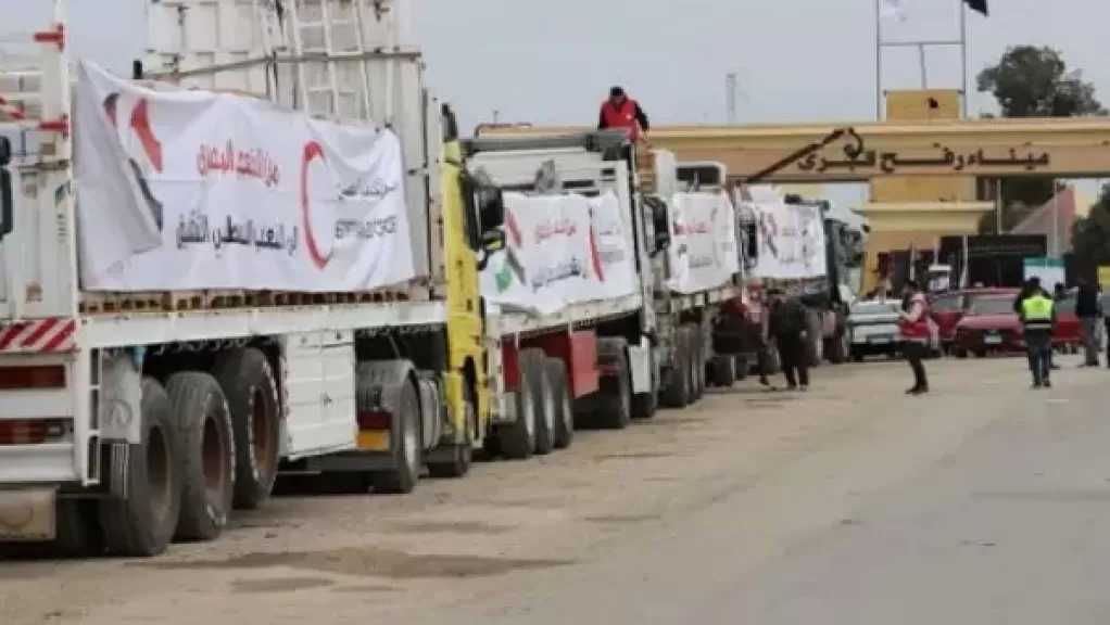 استئناف إدخال شاحنات المساعدات الإنسانية إلي قطاع غزة