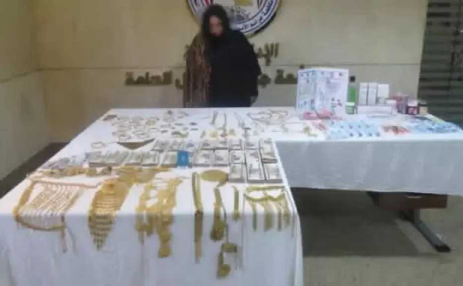 أصابت إحدى ضحاياها.. ضبط منتحلة صفة طبيبة تجميل بالقليوبية بحوزتها ذهب وعملات أجنبية