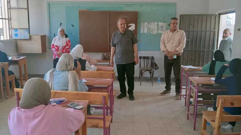 وكيل وزارة التعليم بأسيوط يتابع امتحانات الشهادة الإعدادية بقرية أولاد إلياس بصدفا