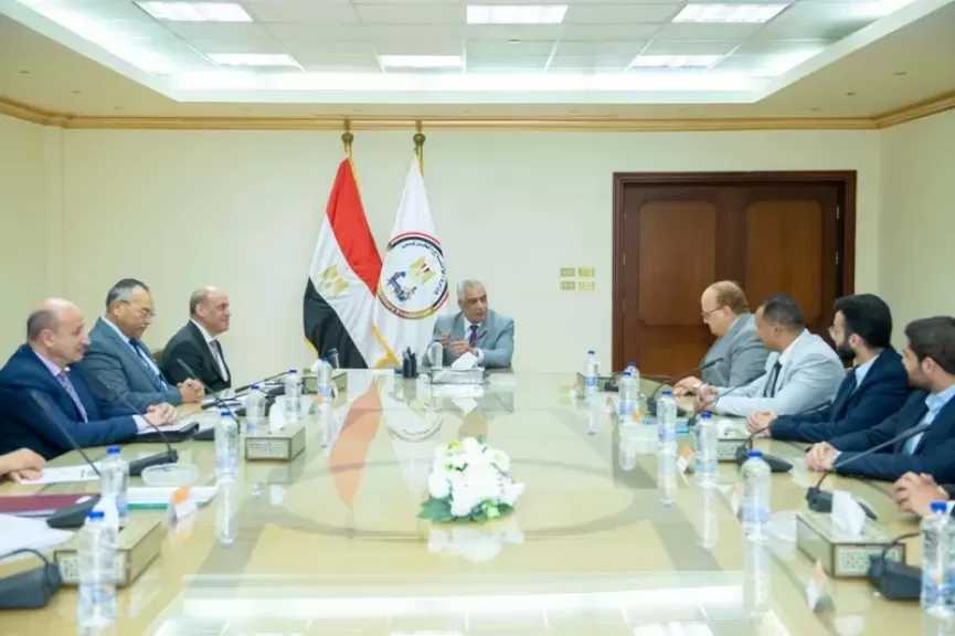 وزير الإنتاج الحربي يستقبل وفدا أكاديميا وطلابيا من ”هندسة الإسكندرية” لبحث توظيف الابتكارات البحثية