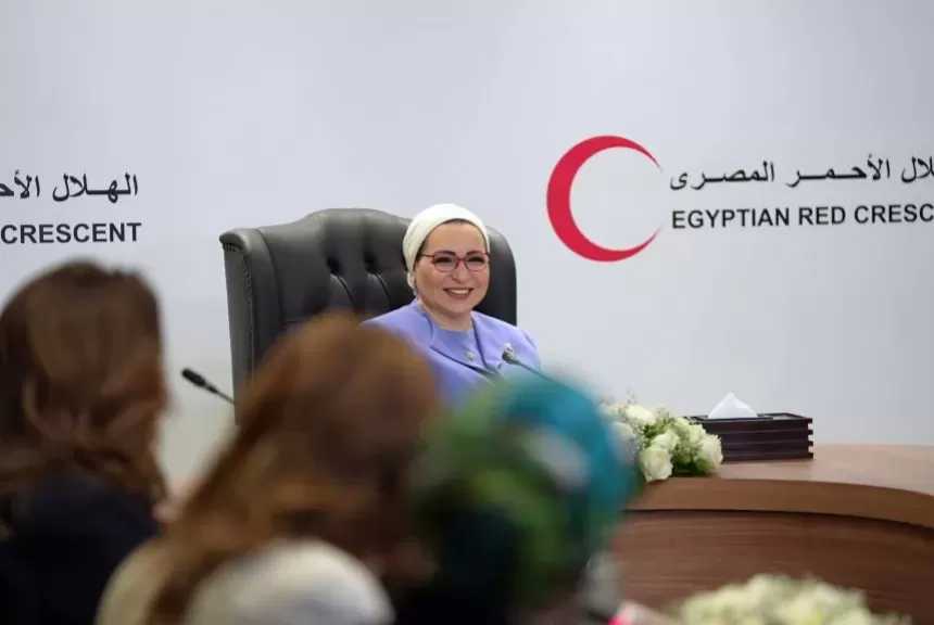 انتصار السيسي بعد لقائها بمتطوعي الهلال الأحمر: شهدت معهم وصول مساعدات غزة إلى مليون طن