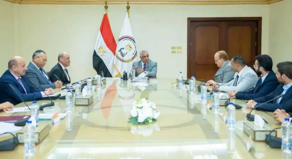 وزير الدولة للإنتاج الحربي يستقبل وفدًا أكاديميًا وطلابيًا من ”هندسة الإسكندرية”