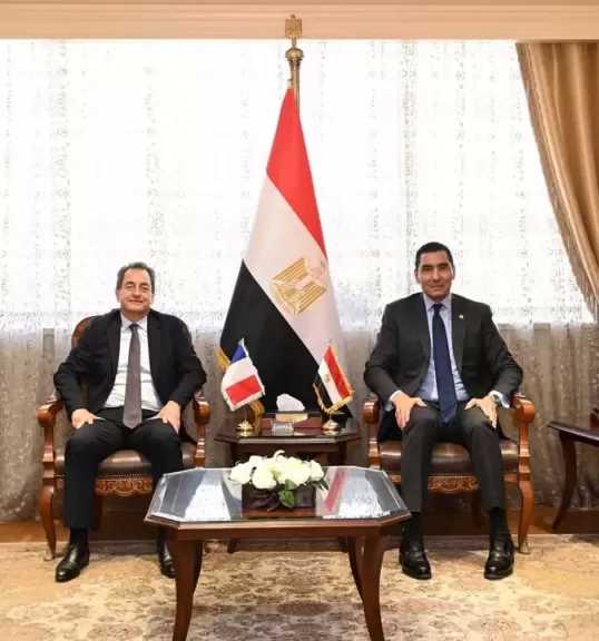 وزير الشباب والرياضة وسفير فرنسا يبحثان آفاق جديدة للشراكة في تمكين الشباب وتطوير المنظومة الرياضية