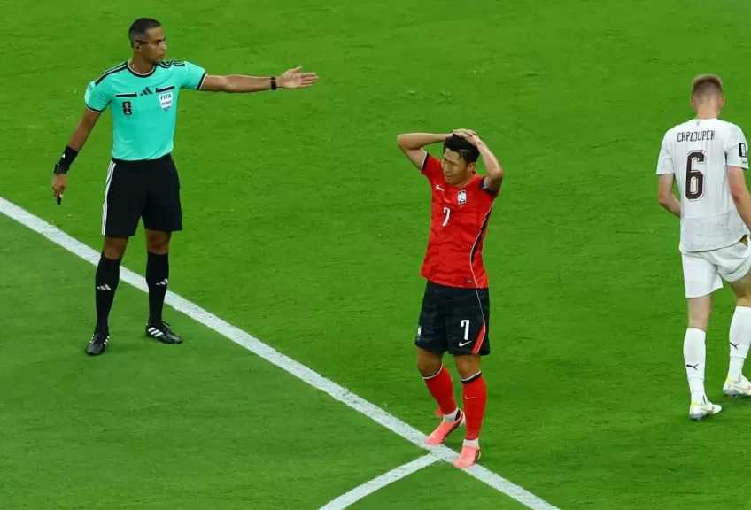 تطبيقا للوائح.. أمين عمر يُجبر لاعب التشيك على تغيير قميصه