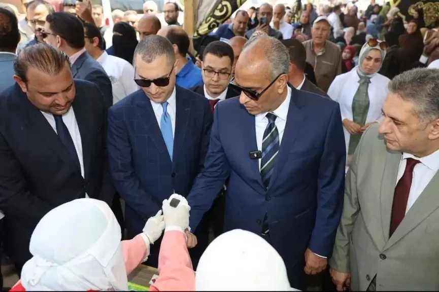 محافظ كفر الشيخ يتفقد أعمال القافلة الطبية بقرية شباس عمير ويشيد بدور اللجنة ومؤسسة بنك الشفاء المصري