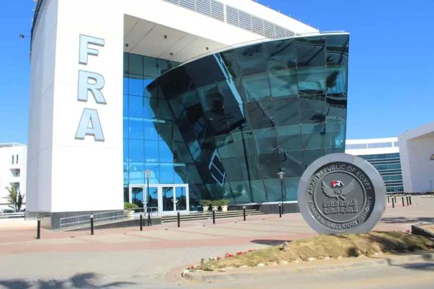 رئيس هيئة الرقابة المالية يوجّه بزيادة التعويضات وسرعة صرفها لأسر ضحايا حادث تصادم قطار بسيارة في السويس