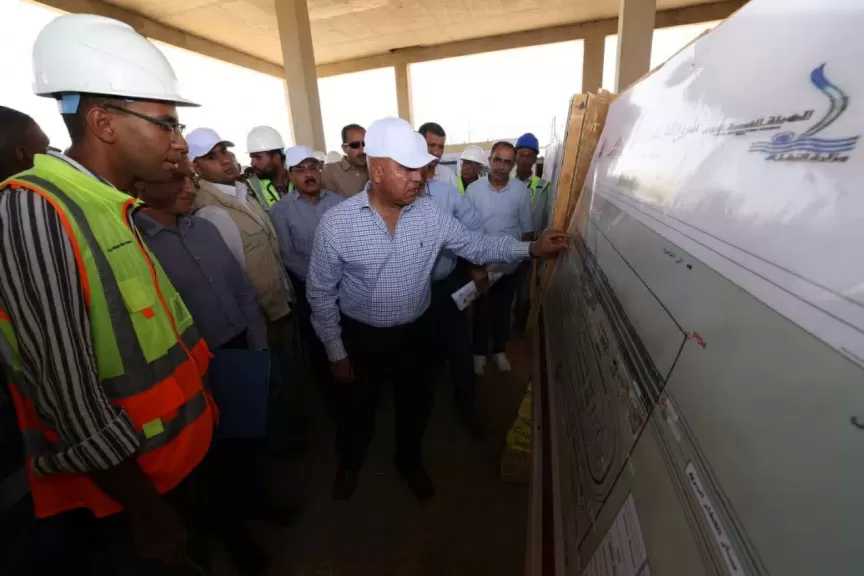 وزير النقل يتفقد محطات ومسار الخط الثاني من شبكة القطار السريع بين محطتي أسوان والأقصر