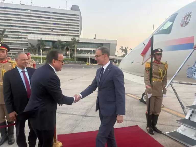 وزير الصحة والسكان يستقبل رئيس وزراء صربيا بمطار القاهرة الدولي
